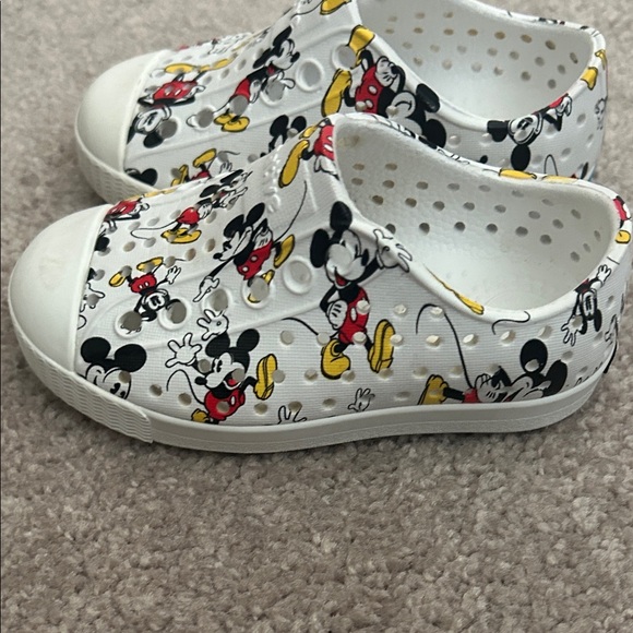 Native Mickey Mouse - Picture 2 of 5